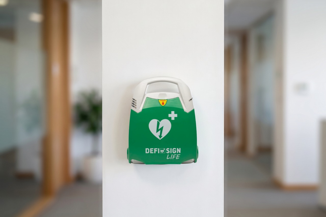 efiSign Life automatic AED at work in an office setting